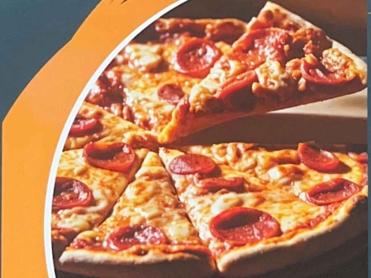 Pizza de pepperoni acabada de preparar
